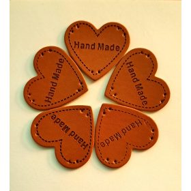 Bőr hatású felvarrható "Hand Made" cimke, szív forma - 5db/csomag   Bőr hatású felvarrható "Hand Made" cimke, szív forma - 5db/csomag