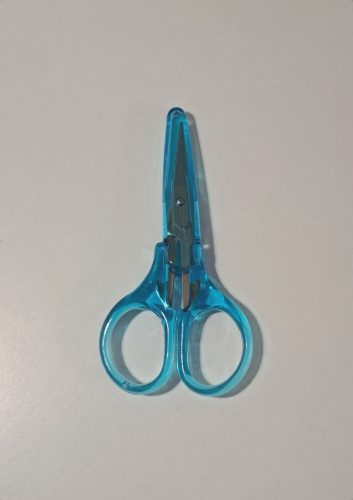 Színes mini kézimunka olló, védőkupakkal - Kék