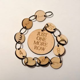 Fa sorjelölő, "Just one more row" felirattal